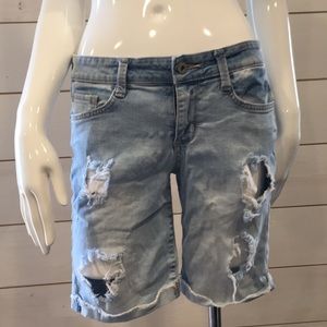 Arizona light denim Ripped shorts with cuff.
